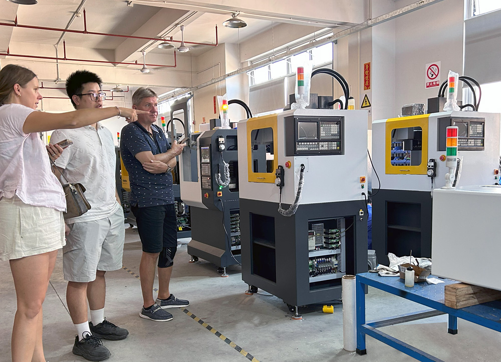 育菁裝備桌面級數控機床產車間